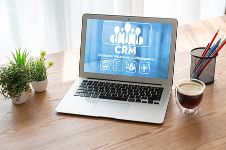 用于 CRM 业务的现代计算机上的客户关系管理系统产品解决方案男人销售量经理办公室市场服务招聘客户图片