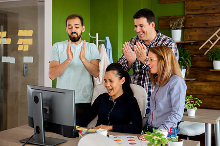 在创意公司办公室 员工们正在庆祝一项成就软件伙伴微笑风暴团队团体人士技术项目大学图片