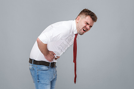 男人抱着他痛苦的肚子 尖叫和感到痛苦疾病伤害背景阑尾炎灰色保健商务压力腹部肠胃图片