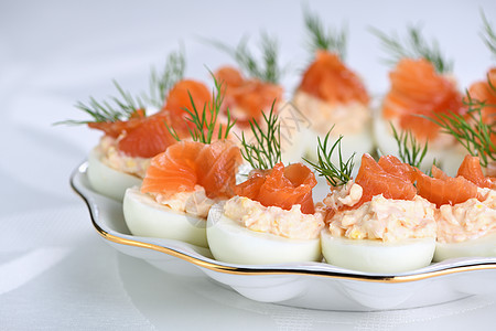 塞满鲑鱼的鸡蛋红鱼海鲜饮食假期自助餐派对宴会小吃蛋黄脑袋图片