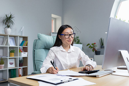 处理文档 一位年轻女商务人士的画像 亚洲会计处理文件女性职业成功老板人士管理人员律师自由职业者文书笔记本图片