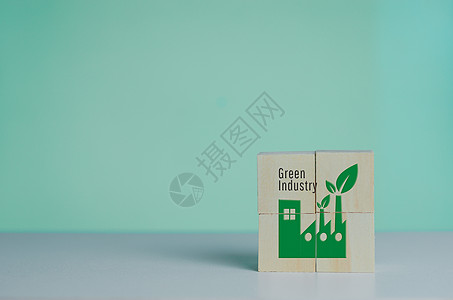 具有工业工厂图标和绿色工业字体的木质立方体 基于背景的生态友好型商业和发展概念 )图片