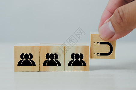 有人和磁铁图标的木制立方体 数字营销入门营销概念图片
