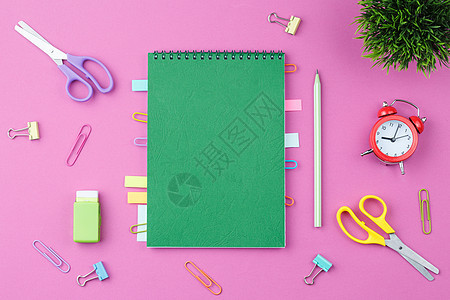 绿色笔纸 有粉红背景的文具图片