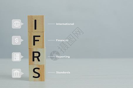 木制立方体 IFRS 国际财务报告标准与表和复制空间 商业财务概念图片