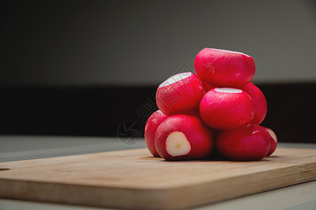 木砧板上多汁的红萝卜 健康的有机蔬菜 特写 在木板上的新鲜萝卜 沙拉萝卜图片