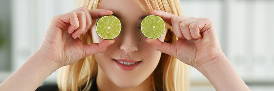 女孩在眼睛水平而不是眼镜上拿着切果子厨房柠檬水果重量食物乐趣成就饮食女士收成图片