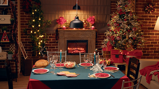 清空的节日圣诞晚宴餐桌 里面装饰着客厅 还有假日花园和餐具图片