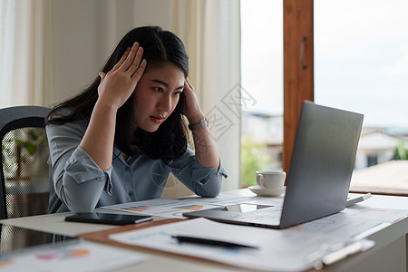 分析财务报告余额时强调的亚洲女商务人士形象 财务和投资概念项目管理人员基金会计头脑报告文档电脑咨询人士图片