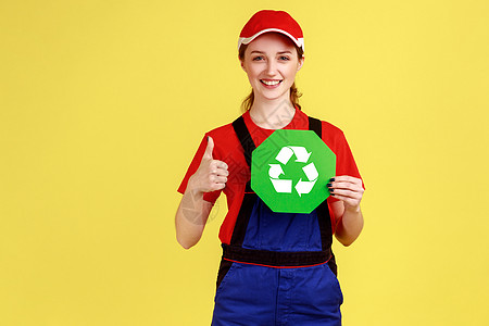 工作妇女站着拿着回收标志 思考绿色 举起拇指图片