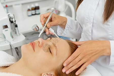 在温泉疗养中心接受美容治疗的漂亮女子沙龙病人程序机器护理美容师诊所医生临床清洁图片