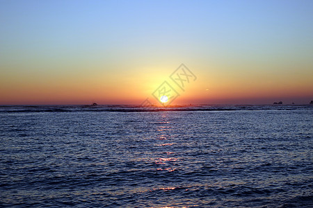 日落时在海洋上沉入水中的船只木板热带环境旅游天堂冲浪者游客太阳海岸日出图片