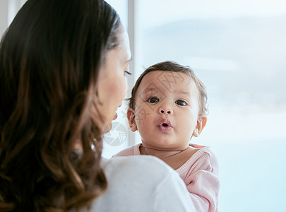 如果我动了嘴 它就会发出声音 母亲把她的女婴抱在家里图片