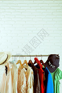 各种设计服装挂着的衣物房间壁橱店铺衣架衣服棉布收藏外套白色架子图片