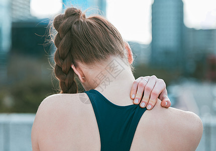 一名白人女性在户外锻炼时从背后抱住颈肩的特写镜头 女运动员在锻炼过程中因关节骨折和肌肉发炎而遭受痛苦的伤害 与僵硬的身体痉挛作斗图片