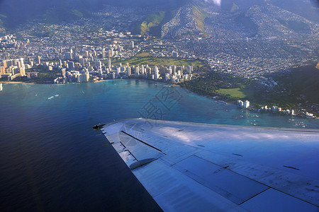 飞机离开夏威夷火奴鲁鲁的空中高空飞行 从窗视中飞出图片
