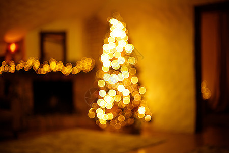 温暖的圣诞节家房间 有圣诞树和节日bokeh照明 假日背景模糊图片