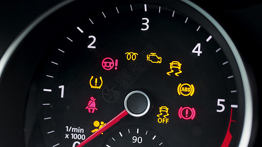 许多不同的汽车仪表板灯与警告灯亮起 当发动机出现问题时 仪表盘上会弹出灯光符号图片