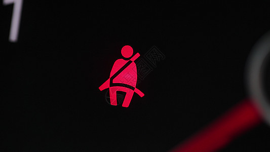 仪表板上的汽车安全带指示灯灯灯 道路安全条例概念图片