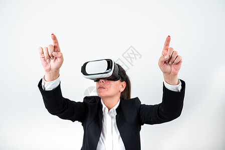 商务概念女人戴着 Vr 眼镜 用双手指着重要信息 戴着虚拟现实眼镜并用两根手指显示重要信息的女商务人士电脑男性互联网人手微笑成功创新人士背景