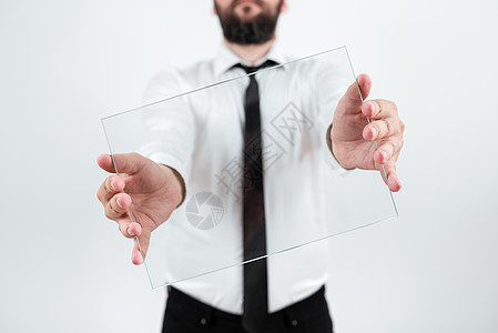 男性公司持有透明玻璃并展示重要销售数据 穿戴Necktie服装的新思想和新战略以实现商业目标 的男企业主们商务胡须经理业务男人团一高清图片素材