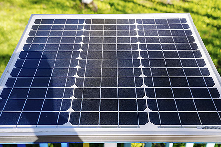 在一个小太阳能电池板上安装在房子院子里电气创新插图集电极太阳能源光伏电池活力太阳能板图片
