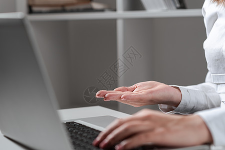 女商务人士在桌上的膝上型键盘上键入最近的更新 并手握重要的想法 办公室里的女人在电脑上写迟来的消息并显示新闻男性桌子技术全球成功图片