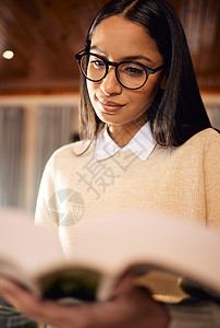 你学到的一切都会对你的未来有所帮助 在家看书时戴眼镜的女学生图片