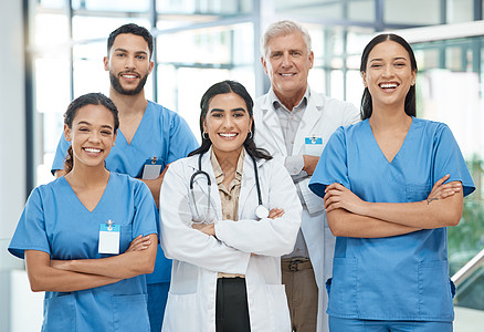 多学科护理是一种综合的医疗保健团队方法 一群医生在医院里站在一起图片