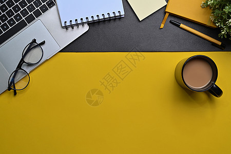 上面有电脑笔记本电脑 咖啡杯和黄色背景的注纸图片
