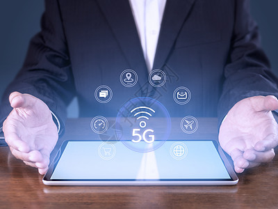 商业网络通信概念 5G 网络互联网移动无线 5g 互联网连接您手中的所有活动购物 金融 旅游 位置 联系人等与复制空间横幅展示手图片