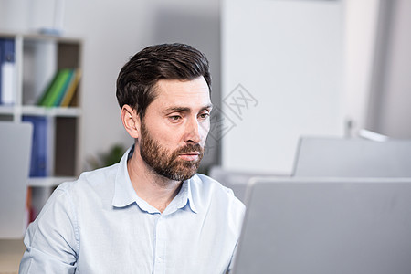 一个成功而严肃的商务人士 悔过自新者的肖像电脑思维训练男人工作公司企业家商业屏幕管理人员图片
