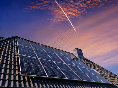 超威电池太阳能电池板 在住宅房屋顶上生产清洁能源天空房子集电极电气光伏太阳能家庭生态蓝色建筑学背景