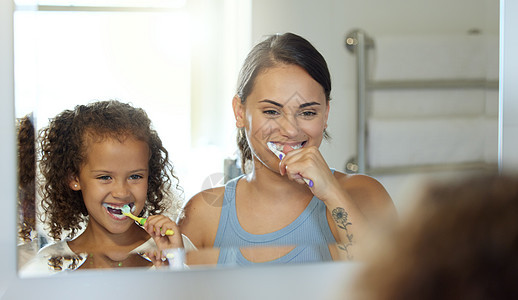 母亲和女儿早上在家时的牙科护理 刷牙和健康常规 快乐 有趣和顽皮的儿童和父母在浴室里建立联系 学习卫生和用牙膏打扮打扫孩子乐趣孩图片
