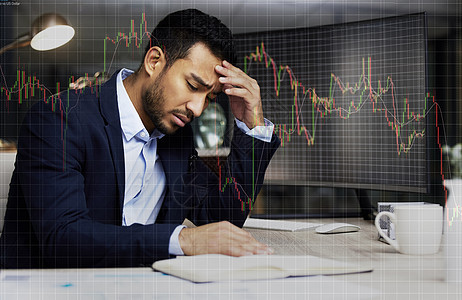 患有抑郁症的商务人士在金融危机期间分析股市和交易 熊市中压力重重的交易员 看着股票崩盘 市场崩溃和经济失败技术男性工人库存工作疼图片
