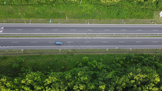 车 路在阳光明媚的夏日穿过森林的公路上 空中观察 通往田野的道路背景