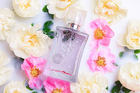 有花的香水瓶 香精的选择 美容 化妆品 一篇关于香水的文章芳香奢华女性产品魅力瓶子疗法玫瑰香气液体图片