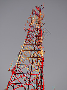红白相间的通讯塔图片