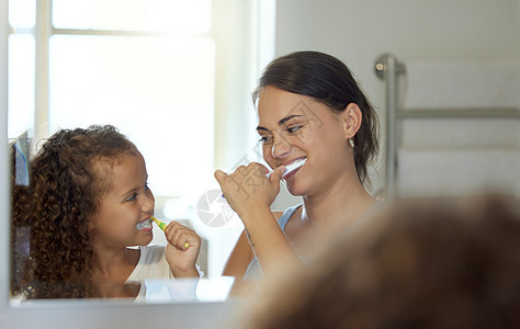 母亲和女儿早上在家时的牙科护理 刷牙和健康常规 快乐 有趣和顽皮的儿童和父母在浴室里建立联系 学习卫生和用牙膏打扮女士女孩刷子青图片