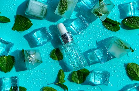 装有化妆品的瓶子在薄薄背景上 有冰块和柠檬 有选择性的焦点小样身体美容横幅叶子立方体食物产品水分平铺背景图片