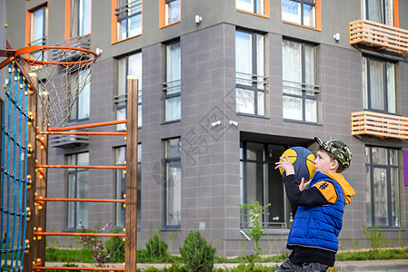 一个男孩在篮球场上打篮球的画像 运动生活方式 训练 运动 休闲 度假的概念运动员玩家篮球青年足球假期幸福操场乐趣学校图片