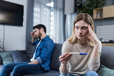 年轻的家庭男女对妊娠试验的结果不满意和失望焦虑房子怀孕意外男人母亲生活衣服测试不育症图片