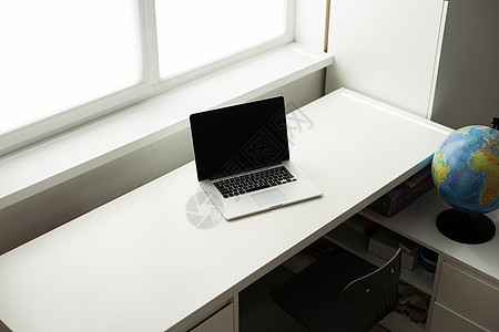 最起码工作场所的横向照片 白桌上有电脑笔记本电脑互联网技术设计师房间屏幕工作室桌子家具键盘展示图片