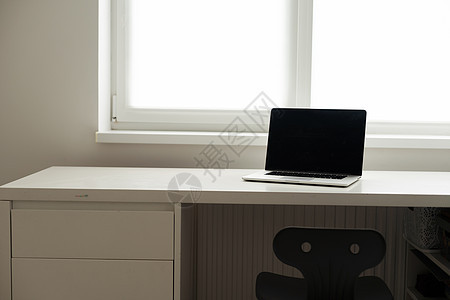 最起码工作场所的横向照片 白桌上有电脑笔记本电脑互联网家具小样嘲笑桌子办公室监视器工作室展示键盘图片