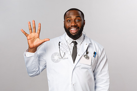 友善开朗英俊的非洲裔美国医生 男医生用手展示五个 第五个数字 微笑着高兴 下订单或数病人得到治愈社交咨询口罩治疗互联网药物药品感图片