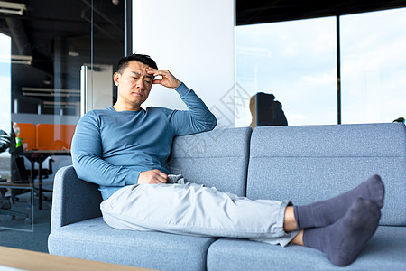 亚洲工人疲劳和沉浸 躺在办公室沙发上 在现代办公室里商务企业家思维人士经理笔记本睡眠工作休息衣领图片