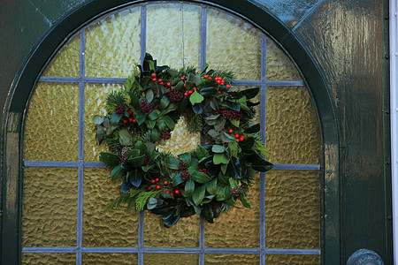 古老的圣诞节花环 门上有装饰玻璃门廊庆典假期前门花圈入口丝带房子蓝色图片