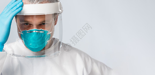 Covid19 预防病毒 医护人员和疫苗接种概念 医用呼吸器 PPE 面罩 带冠状病毒病患者进入房间的中年医生或护士疾病科学急诊图片