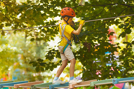 可爱的学龄前儿童 在冒险公园玩勇气游戏乐趣绳索喜悦风险男生挑战森林障碍图片