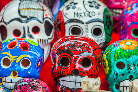 在墨西哥坎昆举行的 死亡庆典日的多彩头骨团体艺术手工业派对旅游旅行狂欢工艺颅骨陶瓷图片